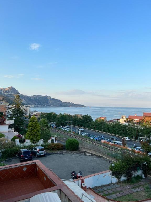 Casa Vacanza Giardini Naxos Taormina Miranaxos 外观 照片